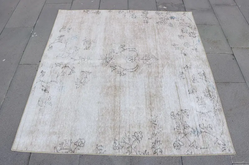 Alfombra beige y negra, 12x12m con diseño geométrico a rayas