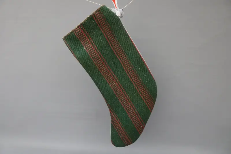 Medias de adornos navideños verdes y marrones, decoración festiva navideña