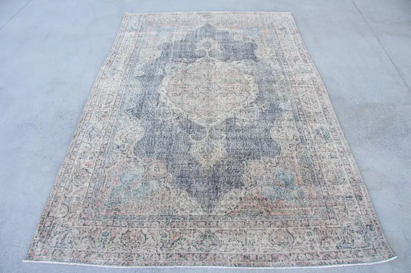 エレガントなベージュ & ブルー ラグ、6.4x9.7 フィートの抽象的なデザイン