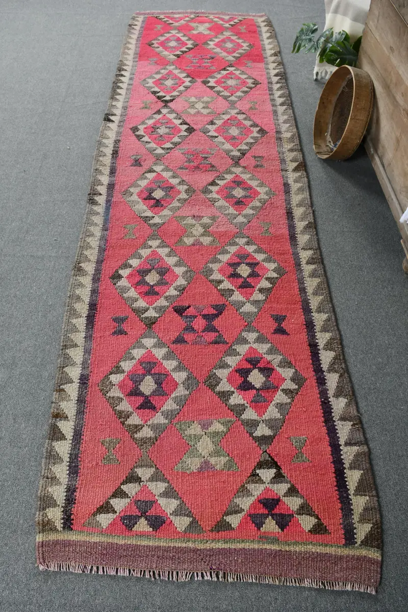 Eleganter rosa Teppich, 90 x 30 cm, beige eingefasst