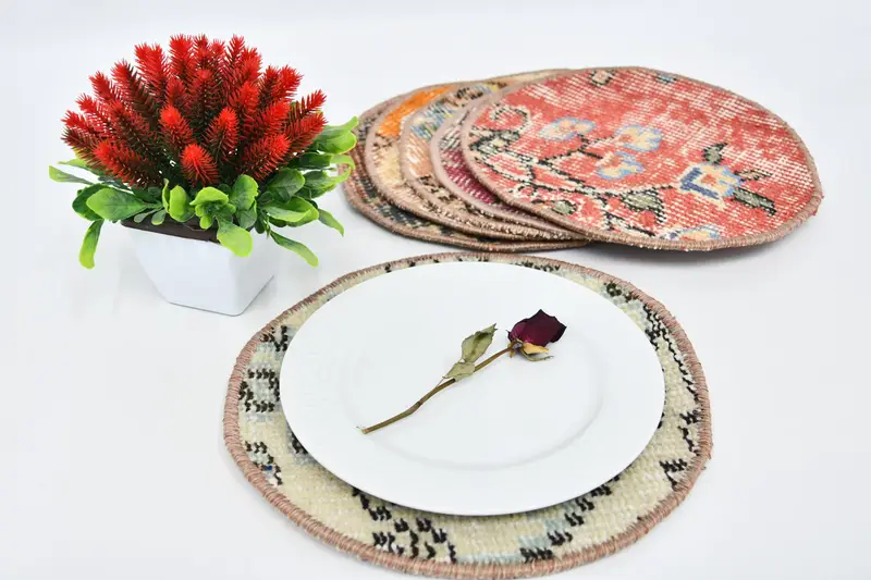 アールデコボヘミアンサークルプレースマット、レッド&ホワイトコットンウール装飾