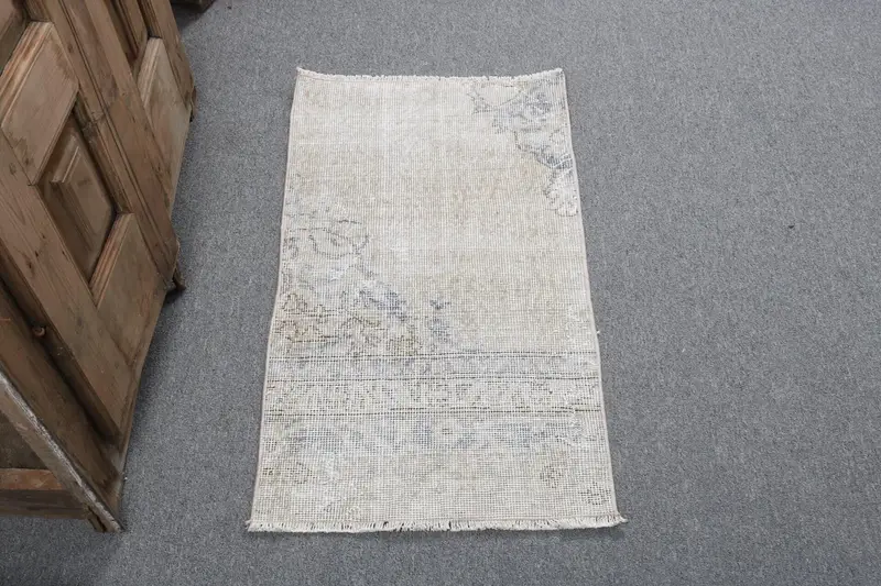 Alfombra turca vintage pequeña de 1,6x2,9 pies, alfombra Oushak de lana blanca - 1