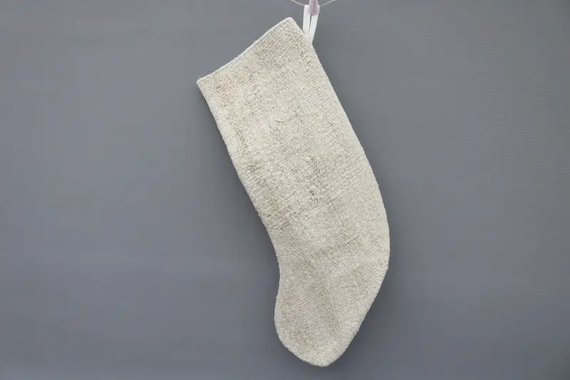 Beyaz Süslemeli Zarif Bej Noel Çorabı, Şenlikli Tatil Dekoru