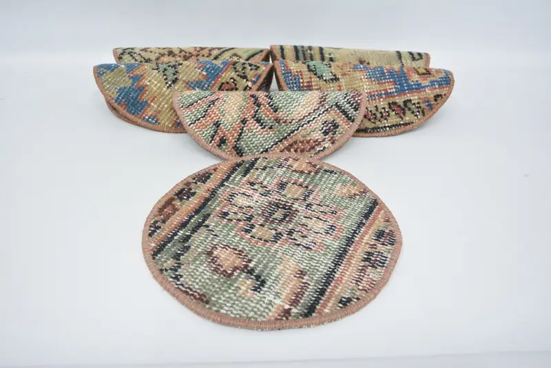 Elegante círculo beige y bronce debajo de la placa, mantel individual rústico