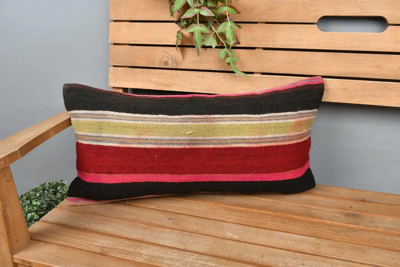 Handgefertigtes besticktes Kissen, rosa und grün gestreiftes Wurfkissen