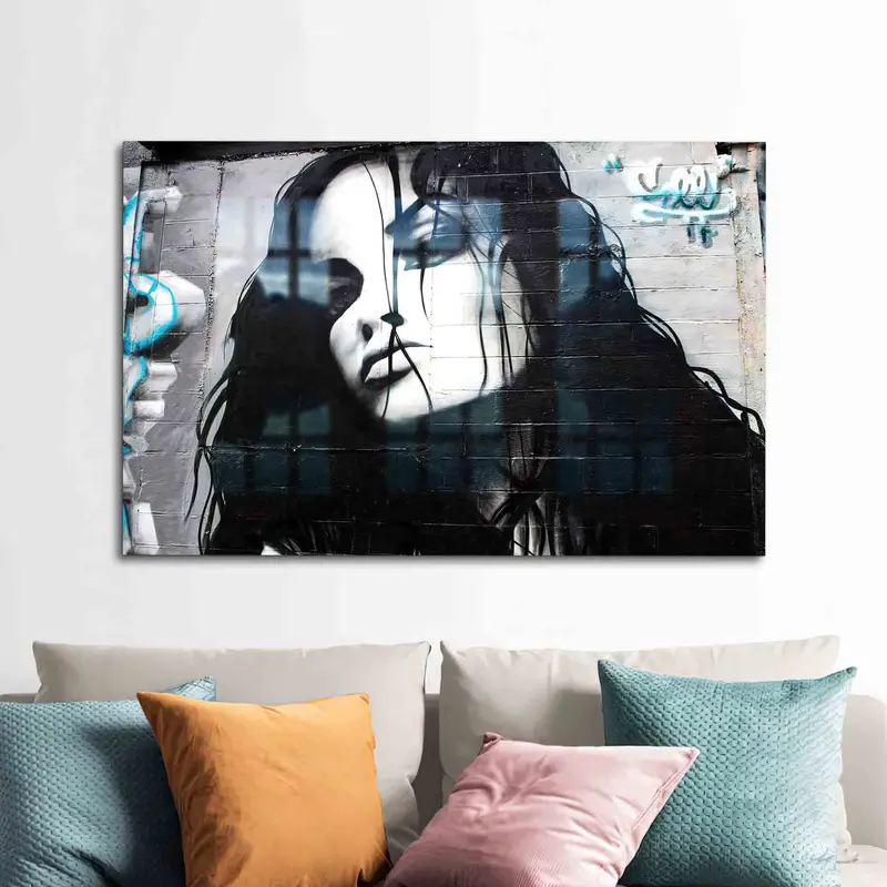 エレガントなプリントガラス: モダンなリビングのための女性ポートレートデザイン