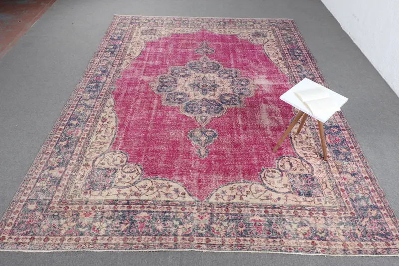 Handgefertigter lila Tarnteppich, 0,7 x 11,1 Fuß, schickes Dekor