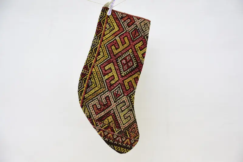 Roter Weihnachtsstrumpf mit gelben Ornamenten, festlicher Weihnachtsstrumpf