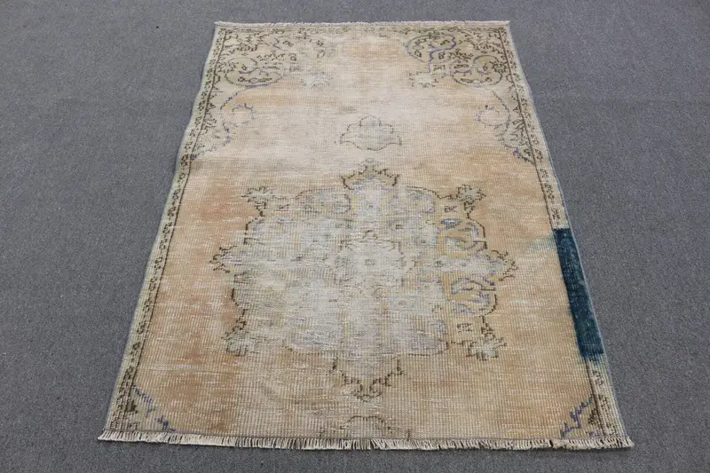 エレガントなベージュ&ブルーのモロッコ風ラグ、3.8x5.2フィート