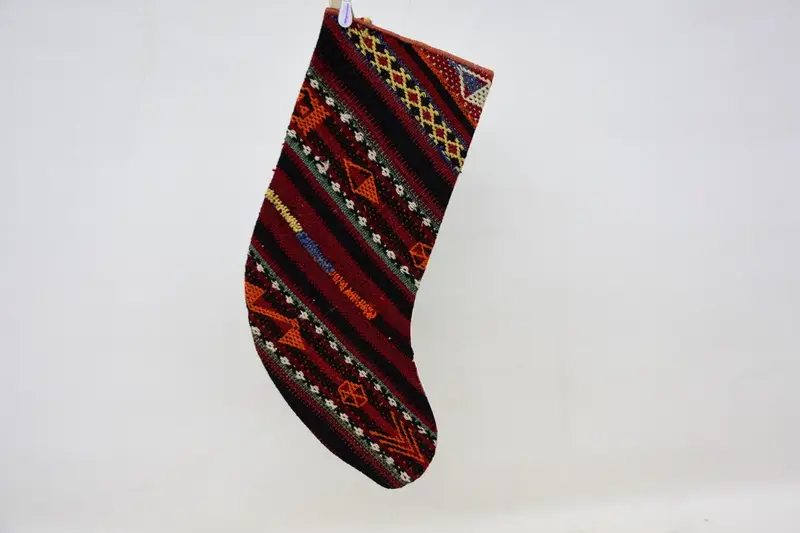 お祝いの赤とオレンジのクリスマスオーナメントストッキング、居心地の良いホリデーデコレーション