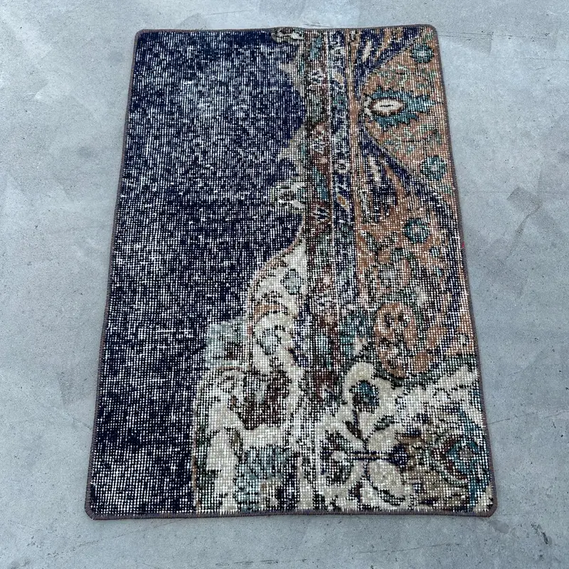 Türkischer kleiner Teppich 1,7 x 2,6 Fuß, Vintage-Wollteppich mit blauem Blumenmuster - 1
