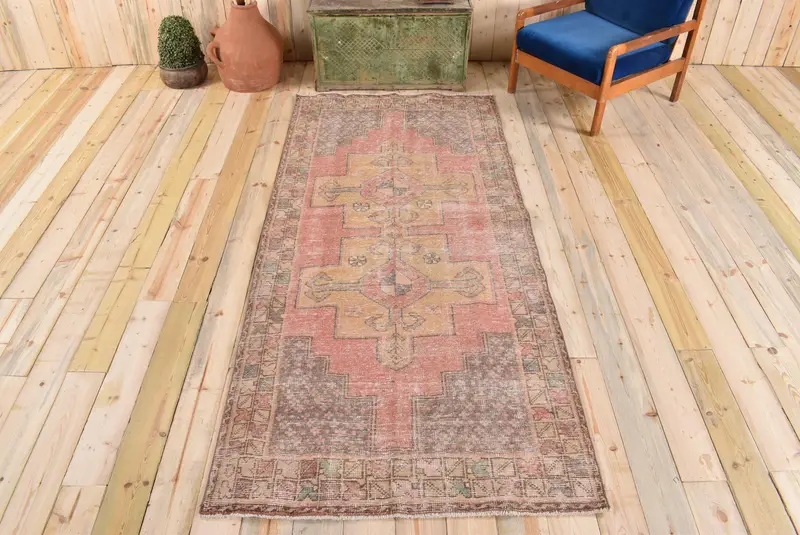 Rosa Ikat-Teppich, 3,8 x 8,6 Fuß mit gelben Akzenten