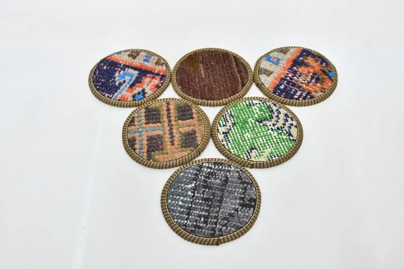 Posavasos tejidos en azul y naranja, posavasos duraderos y elegantes.