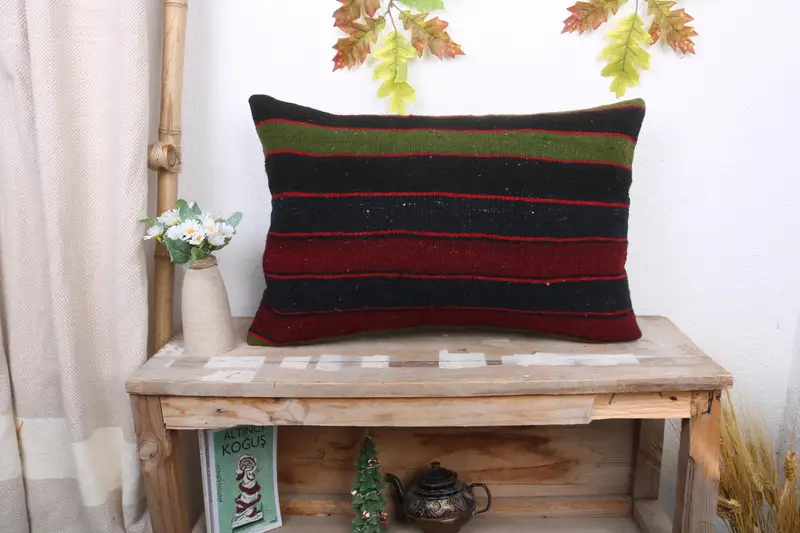 Rot-grün gestreiftes Kissen, handgefertigtes besticktes Kissen