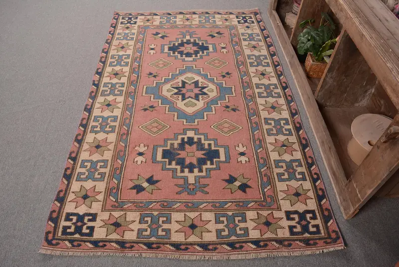 Alfombra geométrica rosa y azul, 125x192 cm