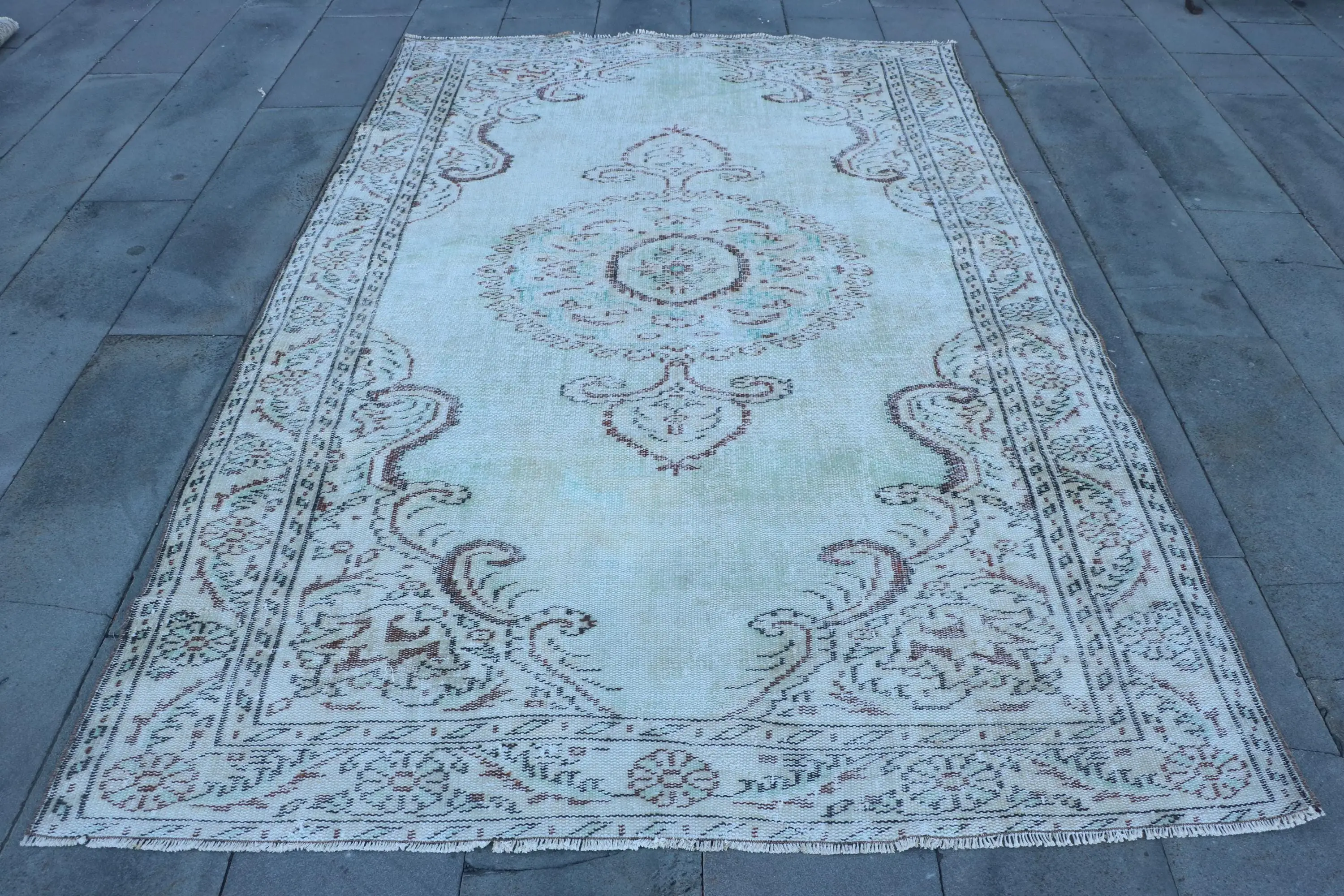 Türk Vintage Büyük Halı 5.6x8.6 ft, Beyaz Kahverengi Puantiyeli Yün Halı - 1