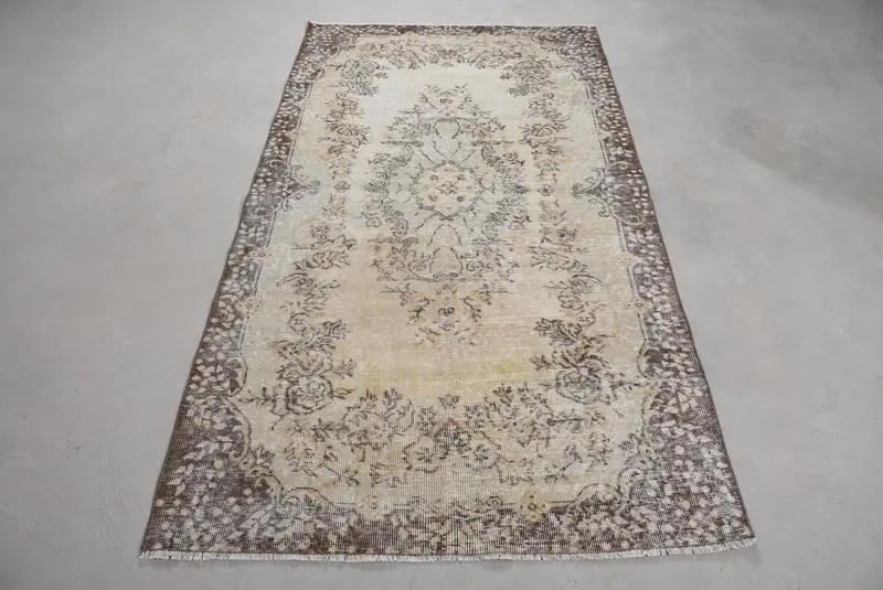 Eleganter beiger Teppich, 3,8 x 6,8 Fuß, abstraktes Design