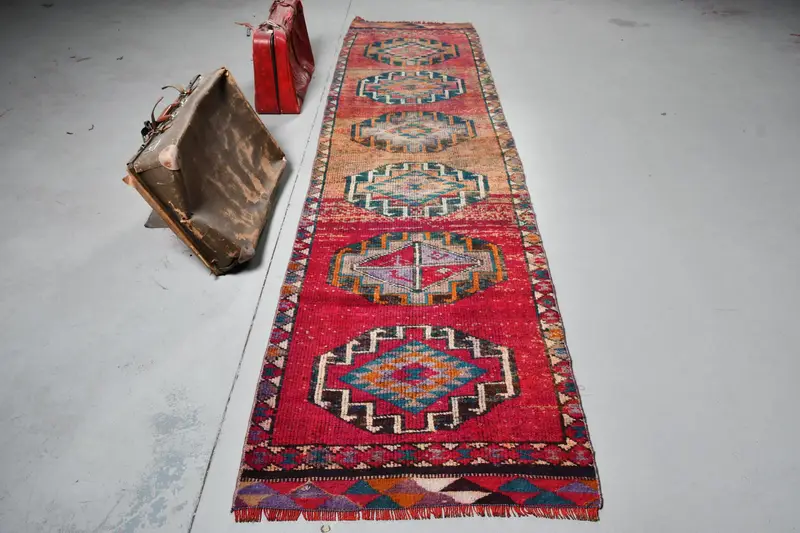 Türkischer Herki-Läuferteppich, 89 x 350 cm, Vintage-Orientalteppich in Rot - 1