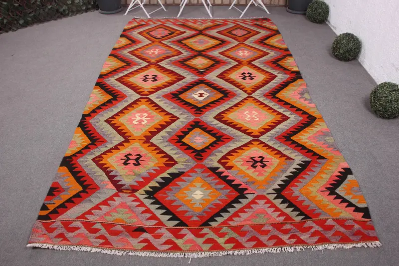 手作りの黄色の敷物、5.9x10.3フィート、緑の縁取り