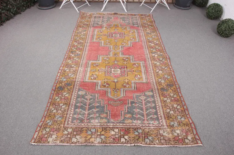 赤いペルシャ絨毯、4.1x8.1フィート、黄色のアクセント付き