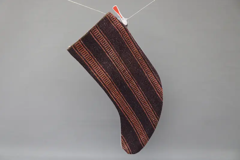 Patrón de adornos navideños festivos, calcetín naranja y morado de 9 pulgadas de ancho