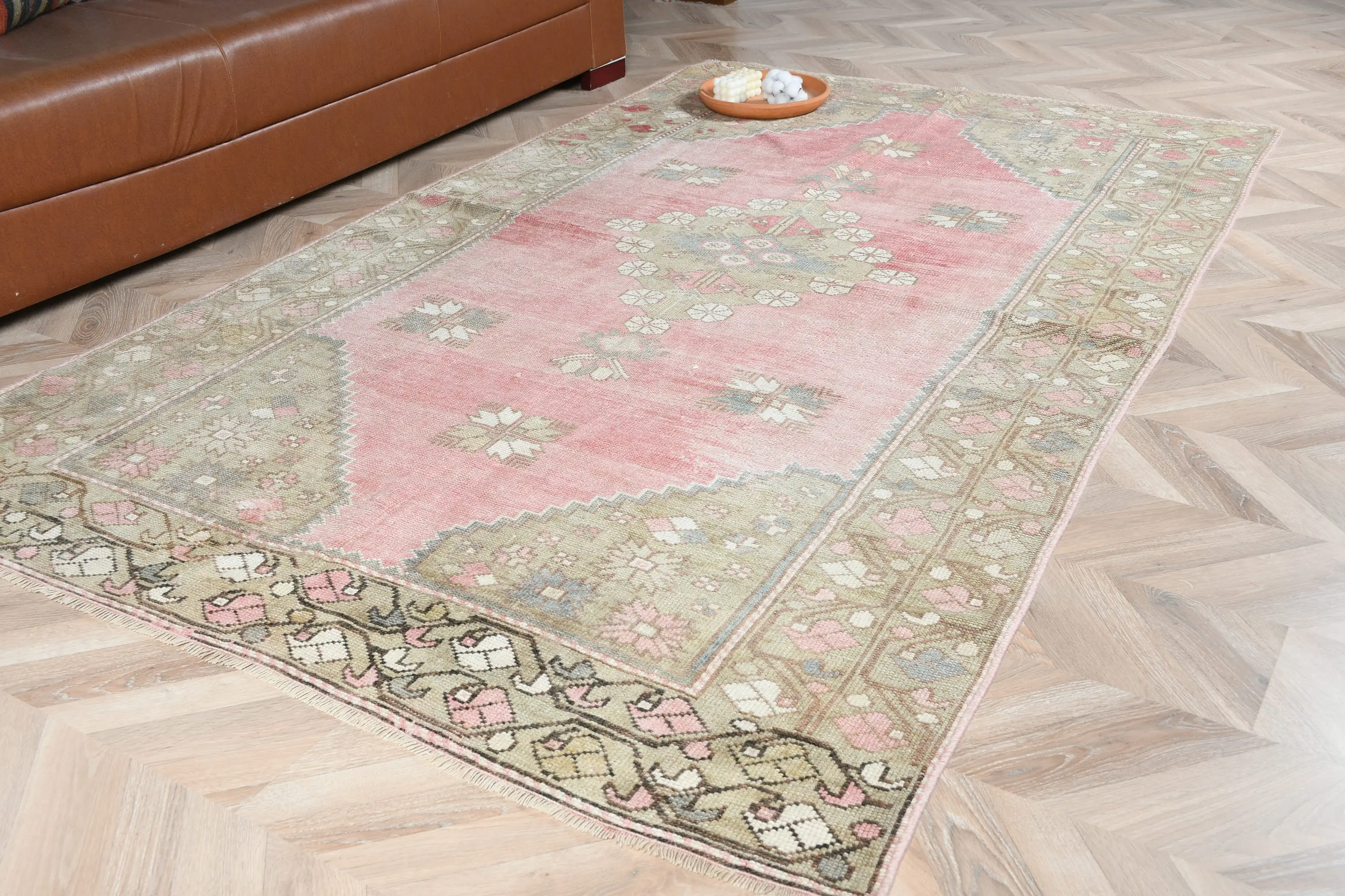Vintage-Teppich, 4,8 x 7,79 Fuß großer türkischer Teppich, rosa-grauer Ombré-Teppich - 1