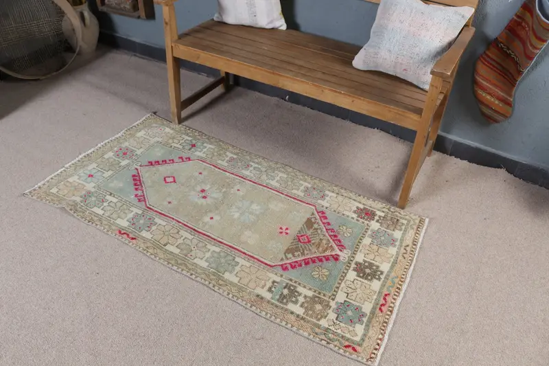 2.5x4.9フィートグリーンラグ、無地パターン、ベージュアクセント