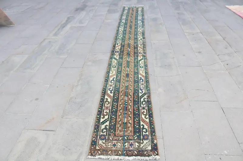 Türkischer Vintage-Teppich 1,7 x 13,9 Fuß, grüner Oushak-Wollteppich - 1