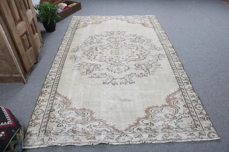 5.3x8.5 ft Türk Büyük Halı, Vintage Beyaz Bordürlü Halı - 1