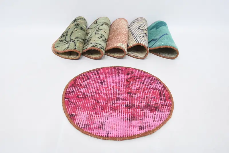 エレガントなピンクとグリーンのプレースマット、スタイリッシュで耐久性のあるダイニングアクセサリー