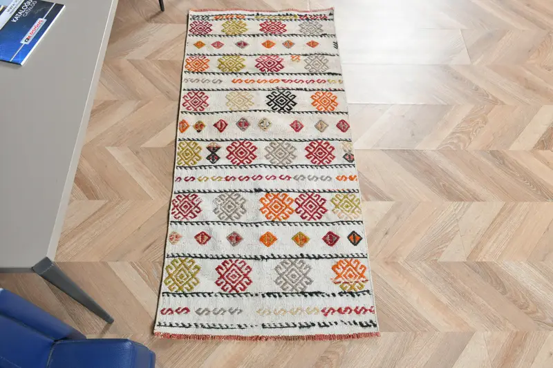 Türk Vintage Halı, 1.9x4 ft Kilim Halı, Beyaz Kırmızı Çiçekli Halı - 1