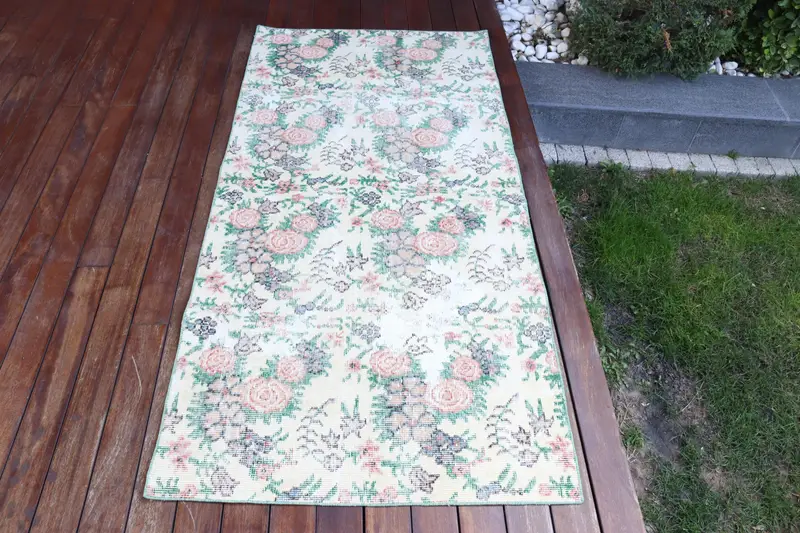 Handgefertigter Ikat-Teppich in Beige und Grün, 2,9 x 6 Fuß