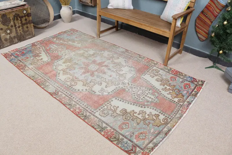 エレガントなベージュ & レッド ラグ、4.3x7.7 フィートの抽象的なデザイン