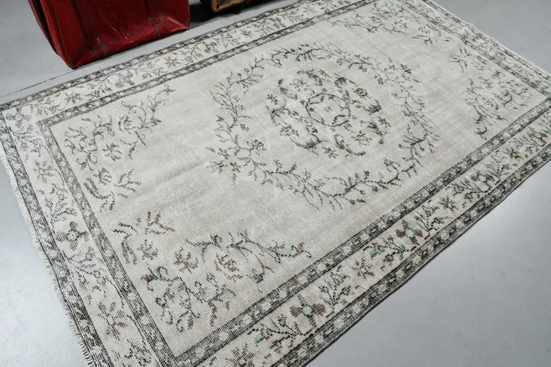 Vintage Türk Halısı, 4.9x7.7 ft Alan Halısı, Beyaz Gri Düz Halı - 1