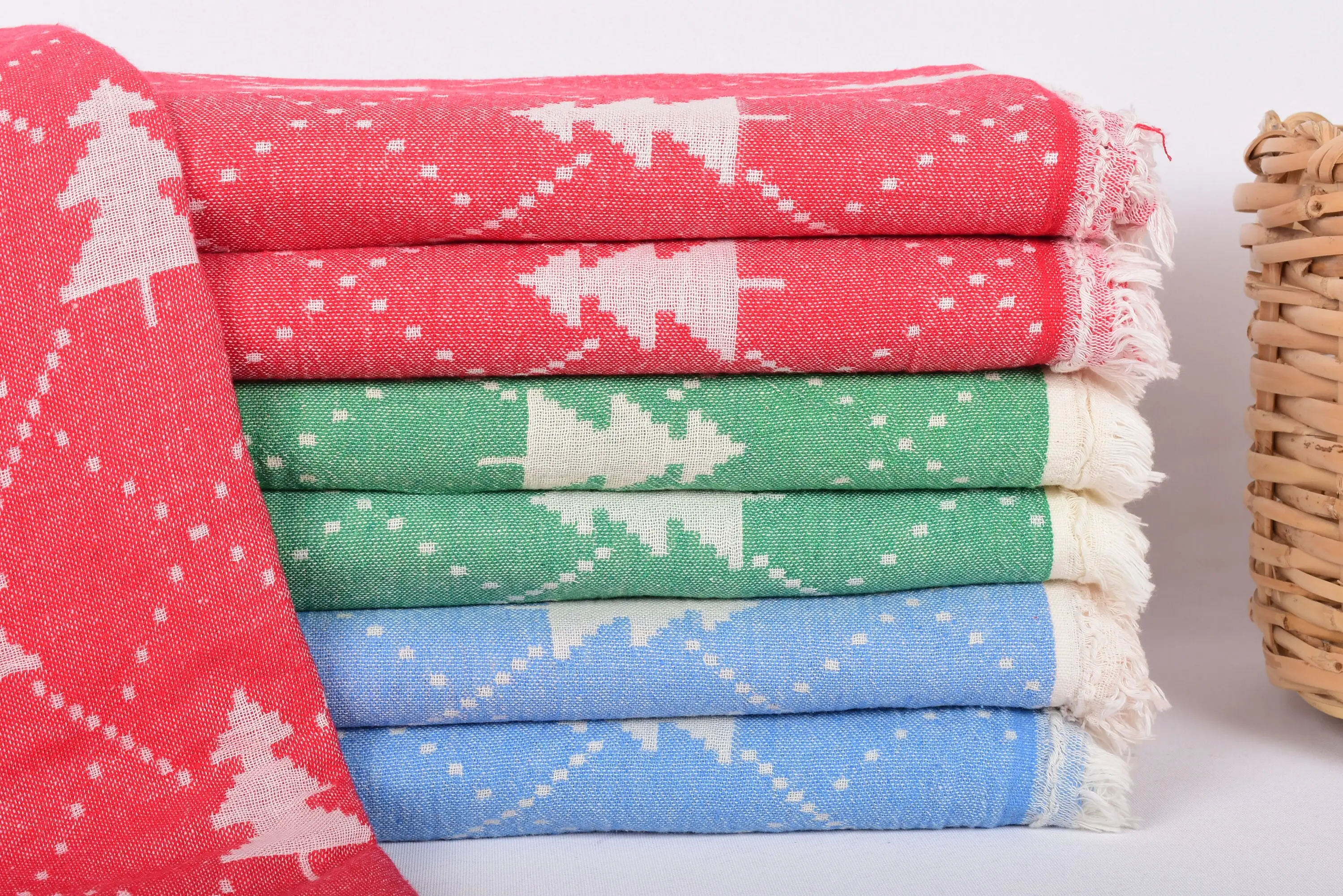 Red Christmas Patterned Bath Towel, Bachelorette Party Gift, 83x42 Inches - 1