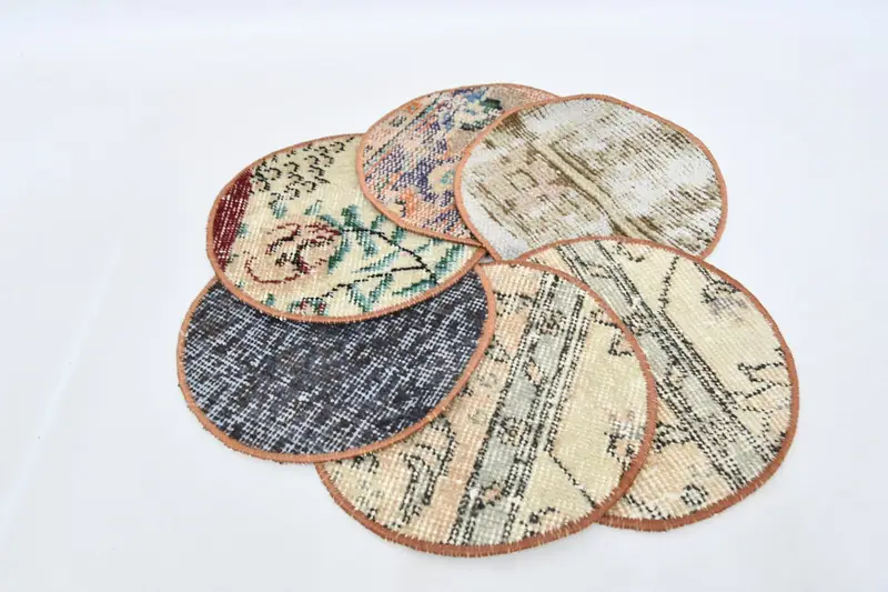 Elegantes manteles individuales de comedor en negro y beige, decoración de cocina versátil