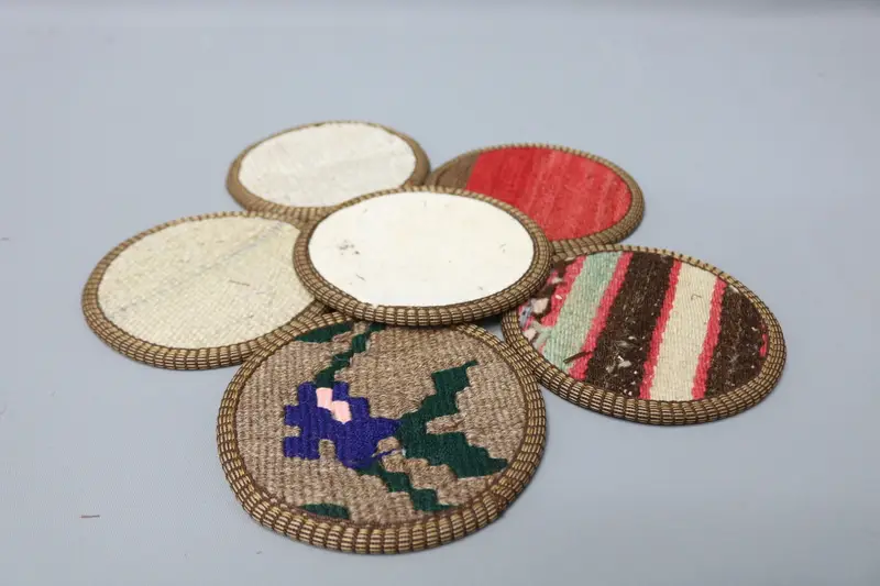 ボヘミアンラウンドコースター、白と赤のユニークなコースター