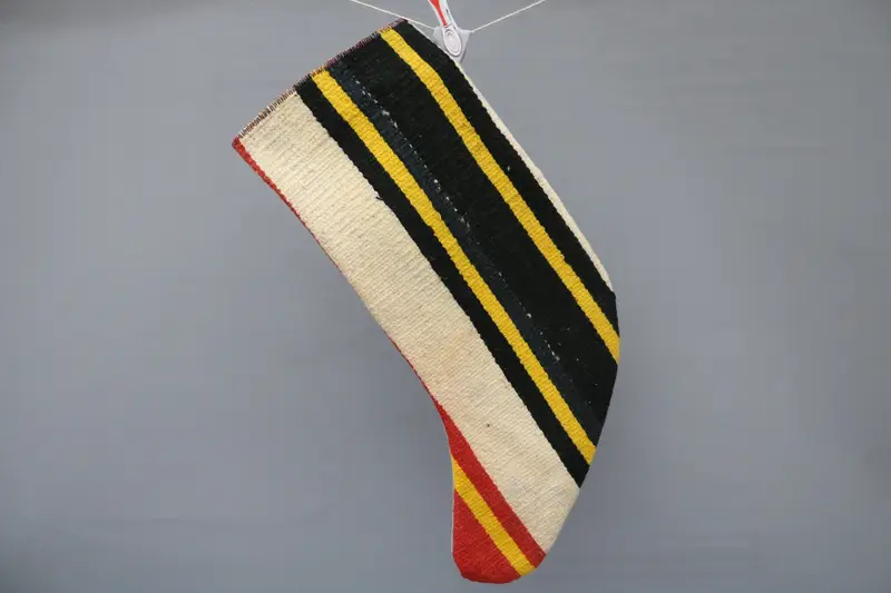 Elegante calcetín de adornos navideños en color beige y negro, decoración festiva