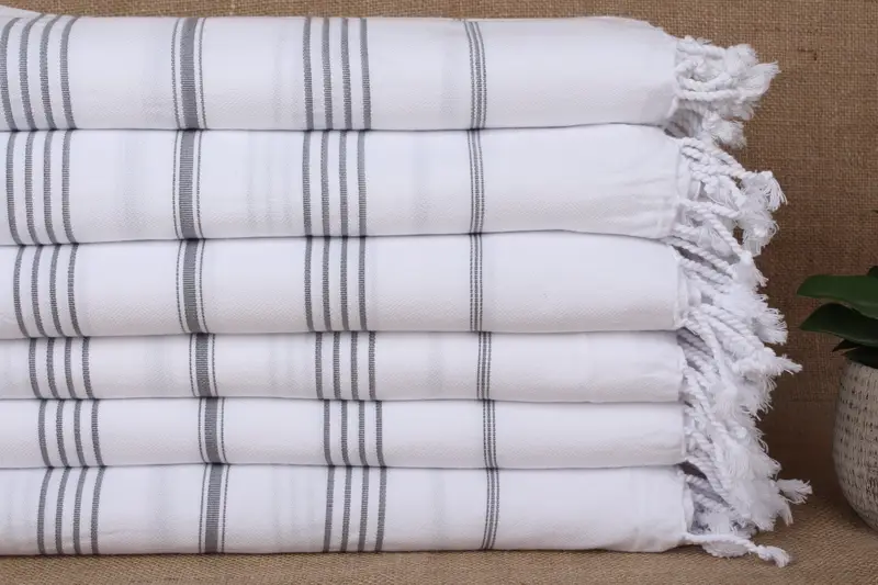 Toalla de playa con monograma de algodón turco a rayas gris oscuro, 40 x 71 pulgadas