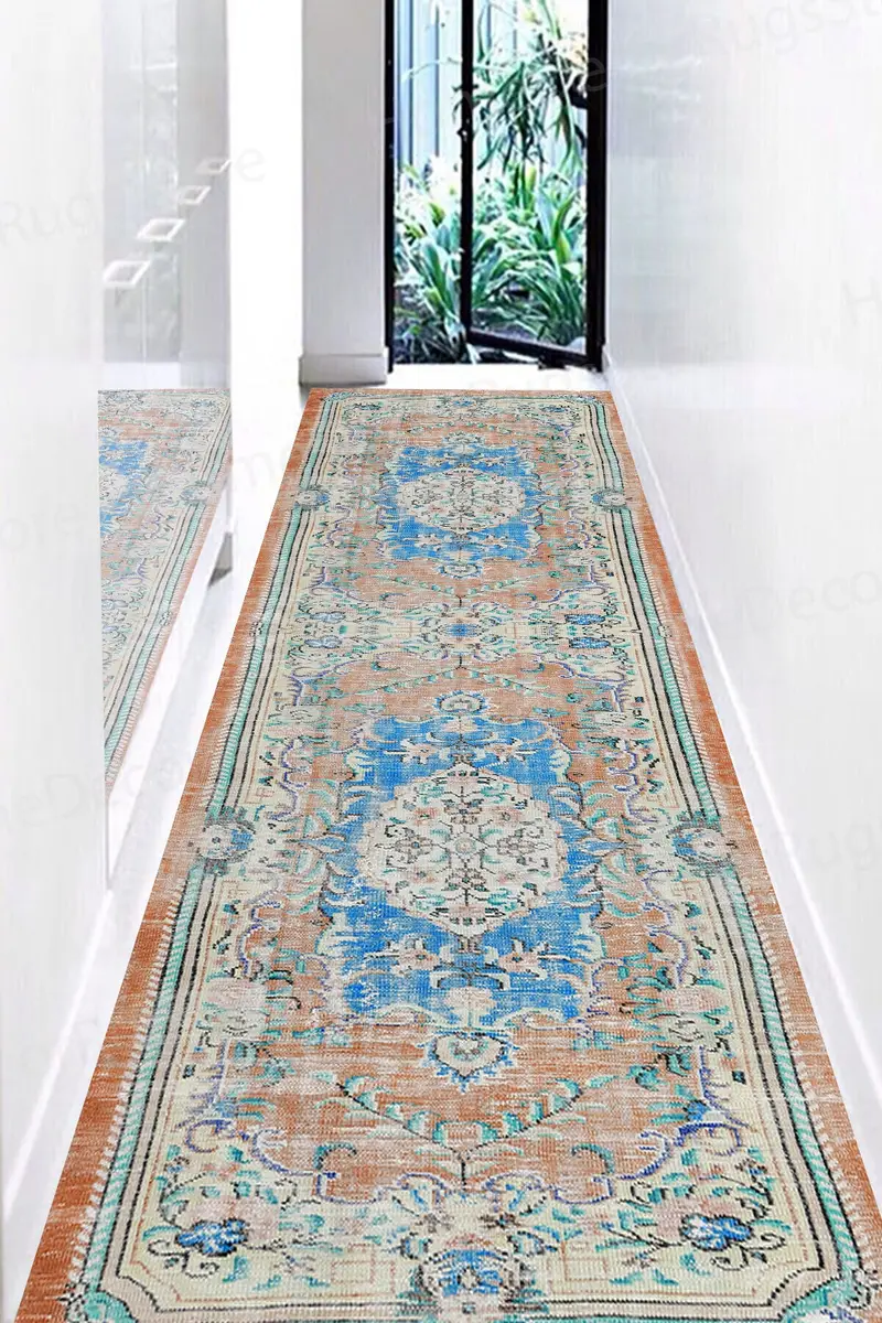 花柄の色あせたオレンジとブルーのプリントラグ、落ち着いた柔らかな色調