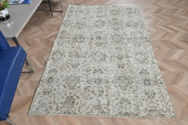 エレガントなベージュのペルシャ絨毯、4.4x7.2フィートのシックな室内装飾。