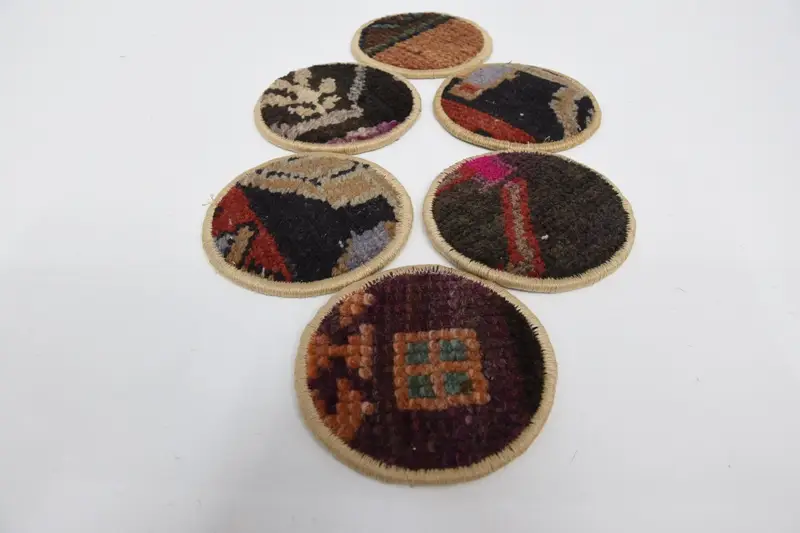 ブラウンとオレンジのコースター、丈夫でスタイリッシュなコースターセット