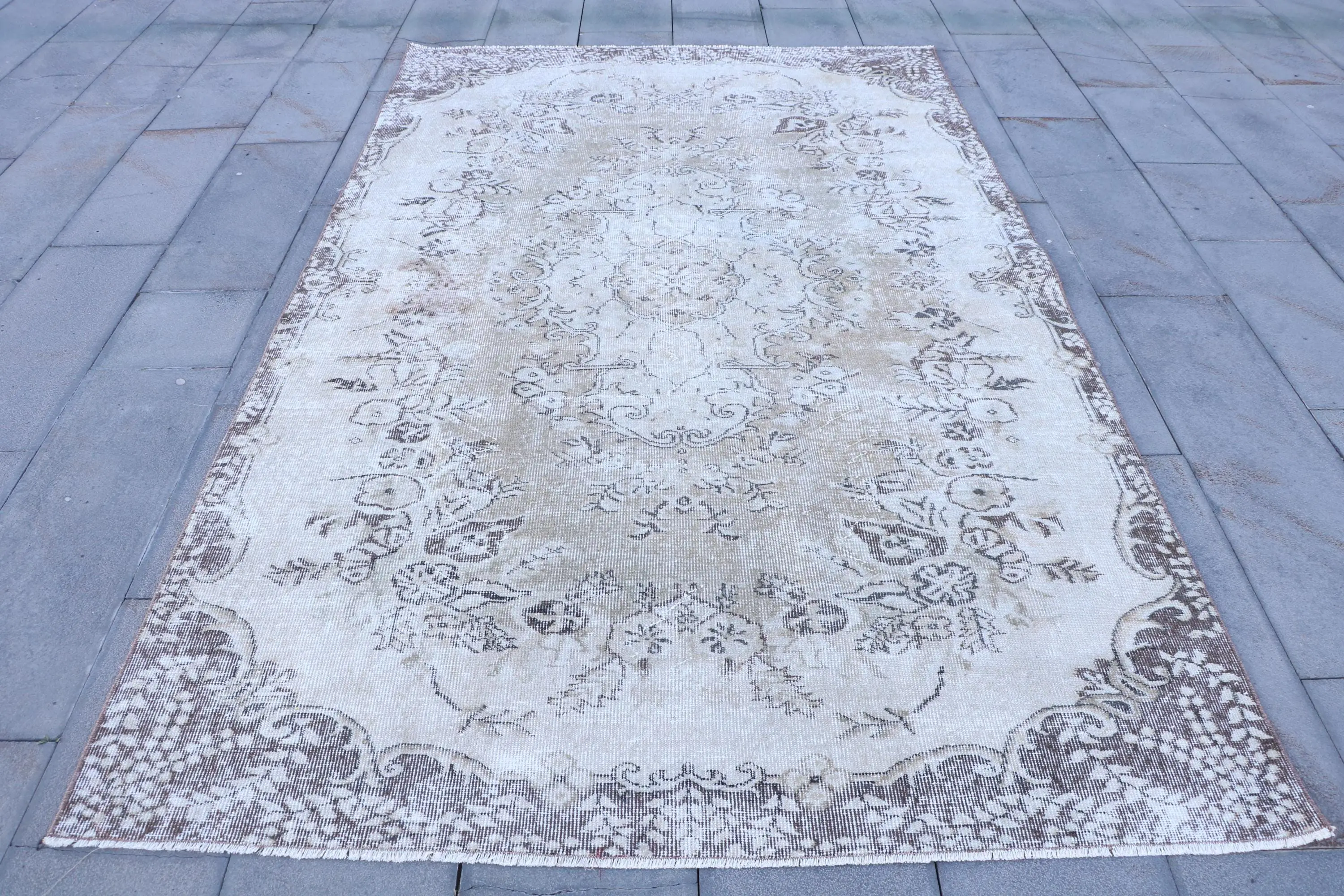 Vintage 5.5x8.8 ft Büyük Halı, Türk Halısı, Beyaz Çiçekli Halı - 1