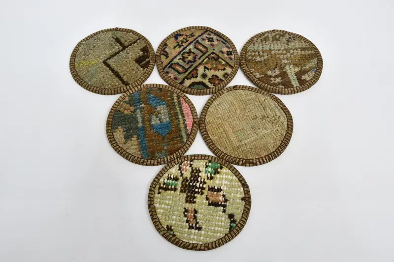 Posavasos circulares beige y marrón, decoración de mesa elegante