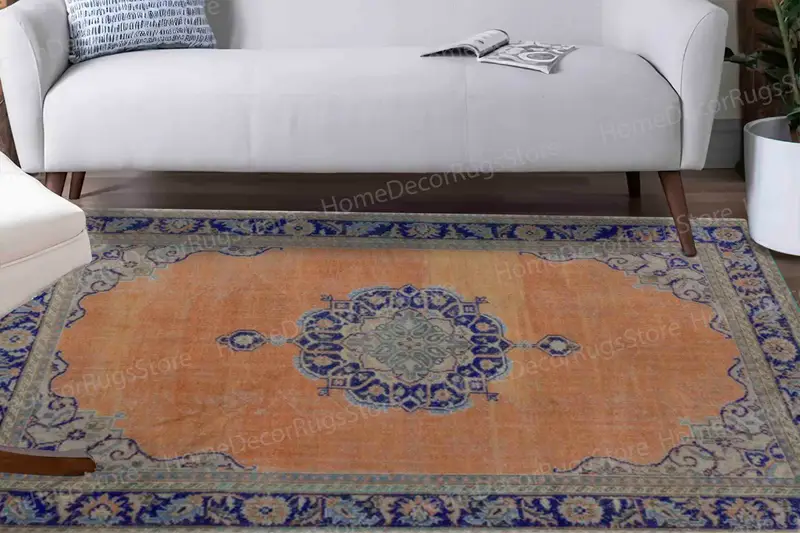 Alfombra con estampado de medallones en azul marino y estampado étnico descolorido