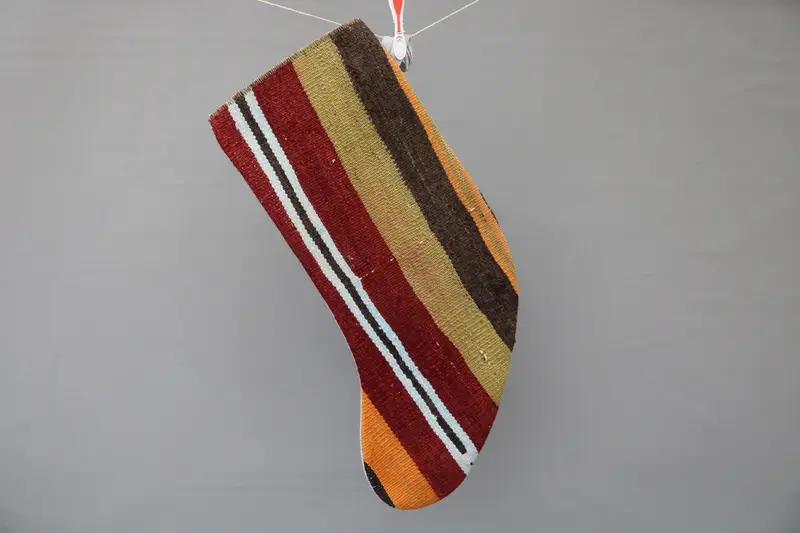 Patrón de adornos navideños, calcetín rojo y marrón de 9 pulgadas