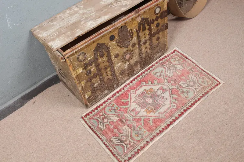 1.6x3フィートのレッドラグ、グリーンアクセント、どんな部屋にも最適です。