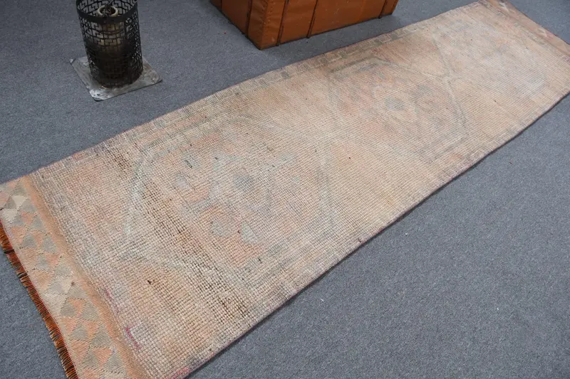 2,9 x 10,9 ft türkischer Vintage-Teppich, Läuferteppich, braungrauer Wollteppich mit Pflanzen und Bäumen - 1