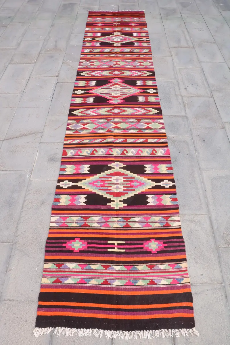 Alfombra elegante negra y naranja, 8 x 4,5 m con estampado persa