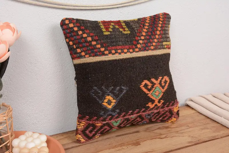 Almohada de tiro patchwork marrón y naranja, cojín bordado hecho a mano